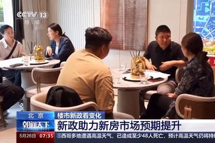 哈利伯顿老爸指着冠军奖杯：它是属于步行者的 我们会得到它？